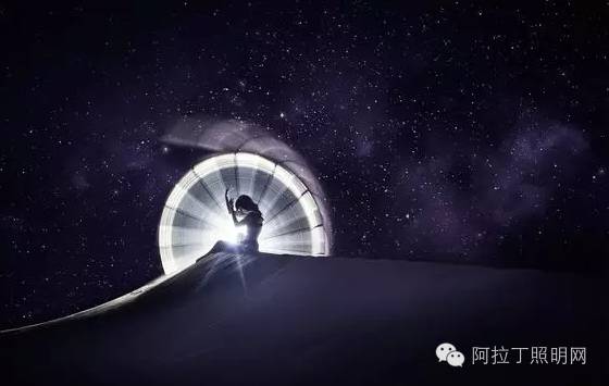 这对情侣，用灯管就能拍出唯美大片！