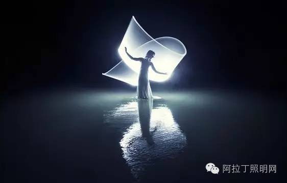 这对情侣，用灯管就能拍出唯美大片！