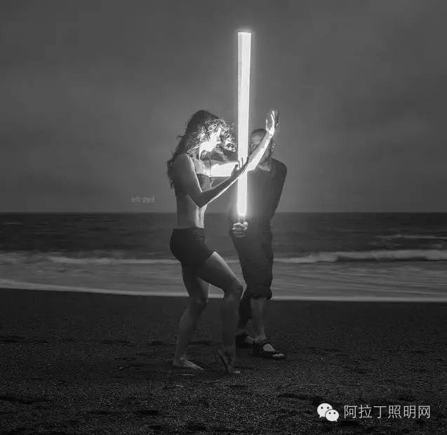 这对情侣，用灯管就能拍出唯美大片！