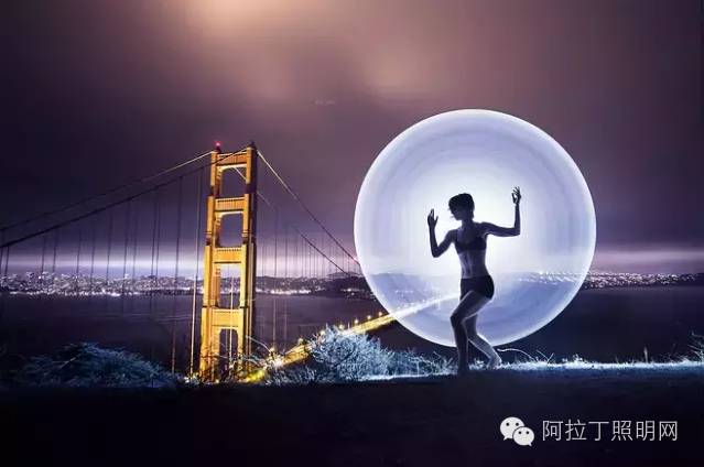 这对情侣，用灯管就能拍出唯美大片！