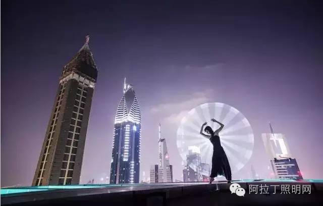 这对情侣，用灯管就能拍出唯美大片！