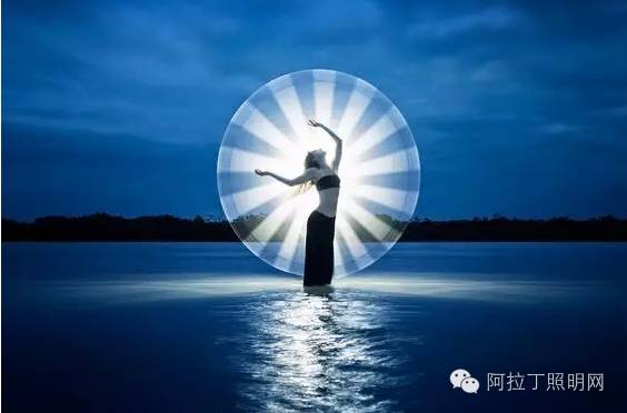 这对情侣，用灯管就能拍出唯美大片！