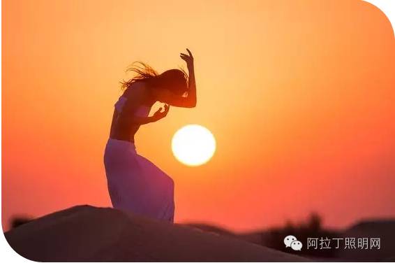 这对情侣，用灯管就能拍出唯美大片！