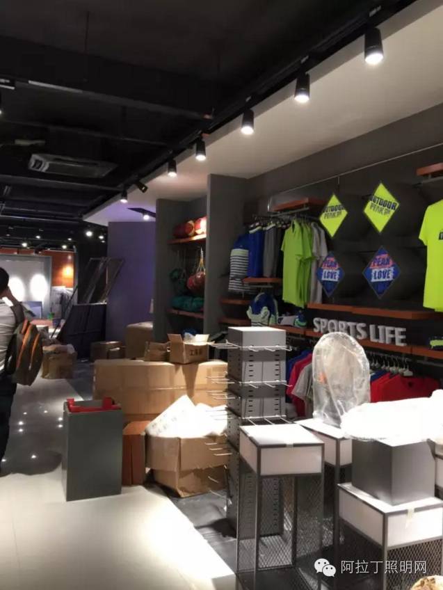 一盏灯如何让服装店提高15%销售额？