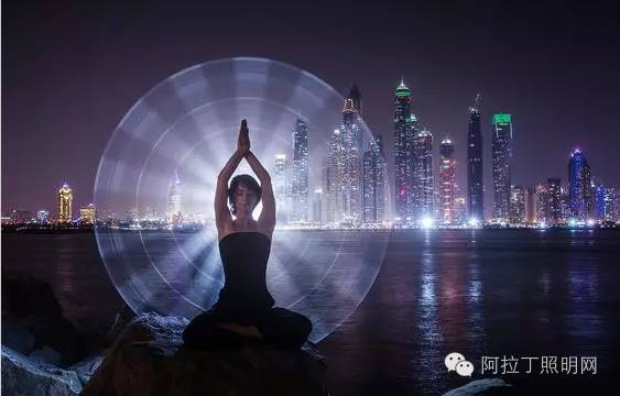 这对情侣，用灯管就能拍出唯美大片！