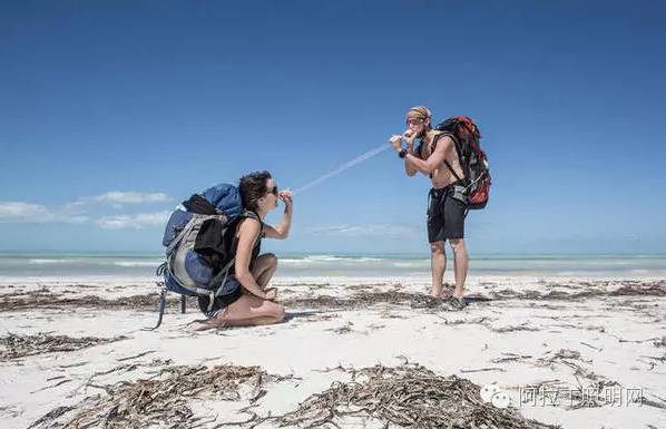 这对情侣，用灯管就能拍出唯美大片！