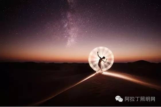 这对情侣，用灯管就能拍出唯美大片！