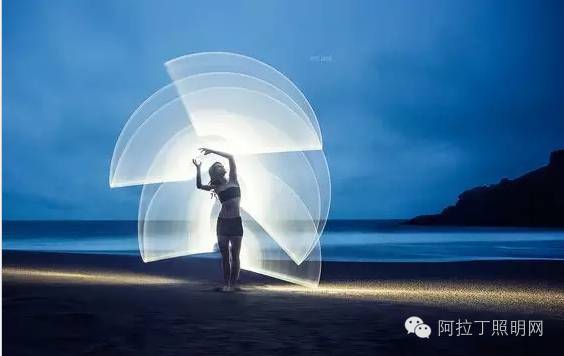 这对情侣，用灯管就能拍出唯美大片！