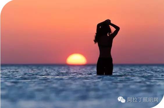 这对情侣，用灯管就能拍出唯美大片！