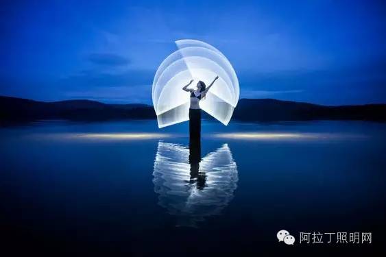 这对情侣，用灯管就能拍出唯美大片！