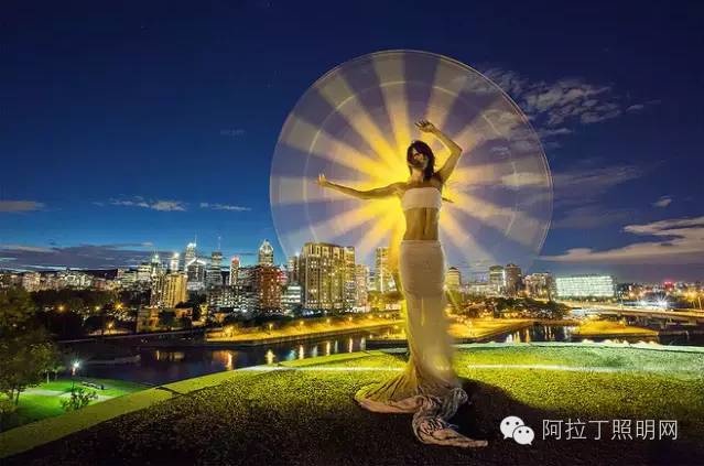 这对情侣，用灯管就能拍出唯美大片！