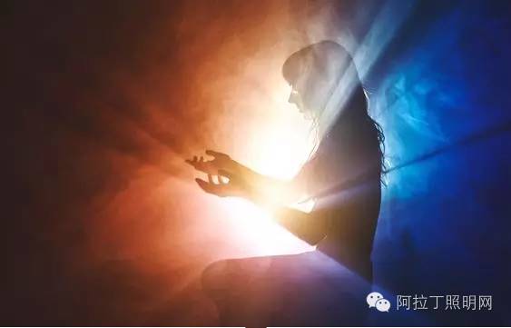 这对情侣，用灯管就能拍出唯美大片！