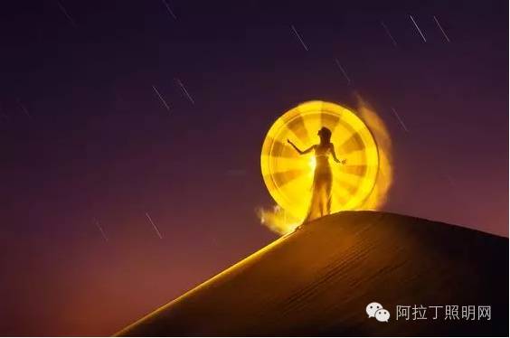 这对情侣，用灯管就能拍出唯美大片！