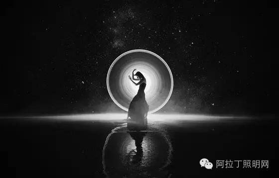 这对情侣，用灯管就能拍出唯美大片！