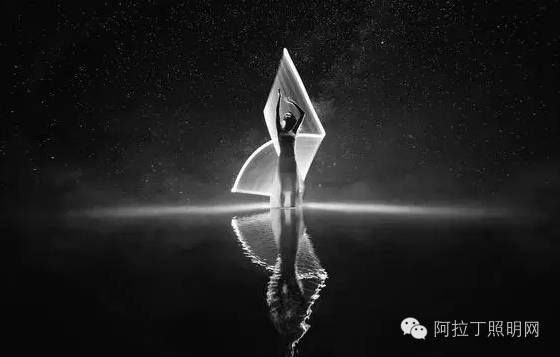 这对情侣，用灯管就能拍出唯美大片！