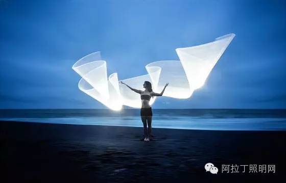 这对情侣，用灯管就能拍出唯美大片！