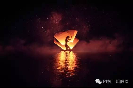这对情侣，用灯管就能拍出唯美大片！