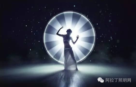 这对情侣，用灯管就能拍出唯美大片！