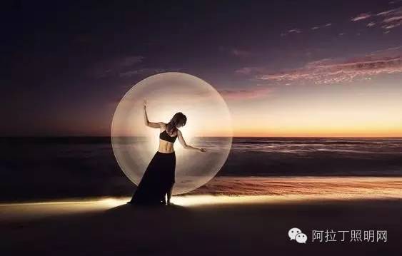 这对情侣，用灯管就能拍出唯美大片！