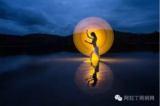 这对情侣，用灯管就能拍出唯美大片！