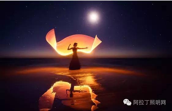 这对情侣，用灯管就能拍出唯美大片！