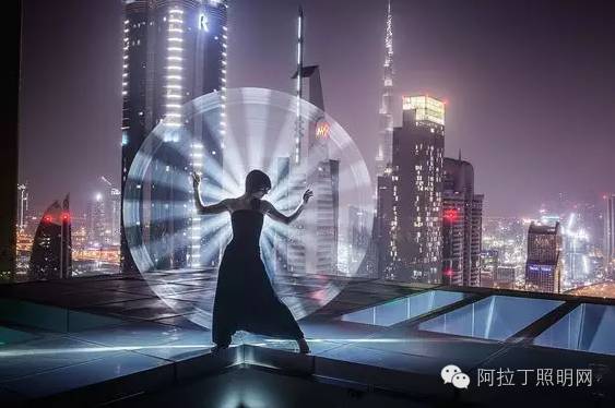 这对情侣，用灯管就能拍出唯美大片！