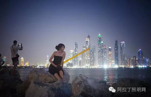 这对情侣，用灯管就能拍出唯美大片！