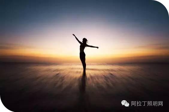 这对情侣，用灯管就能拍出唯美大片！