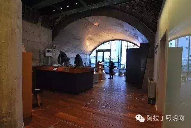 日本人又亮了：把烂尾车站变身成最酷商业街