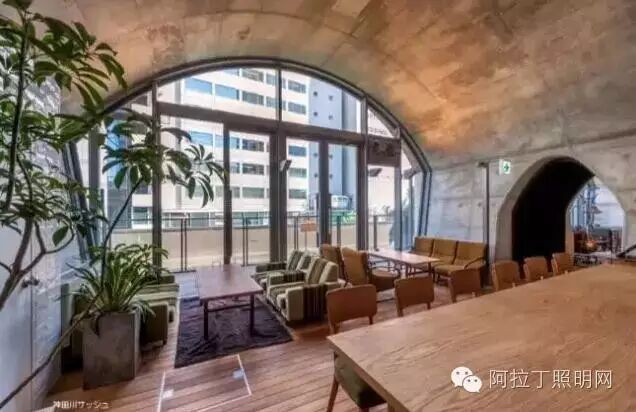 日本人又亮了：把烂尾车站变身成最酷商业街