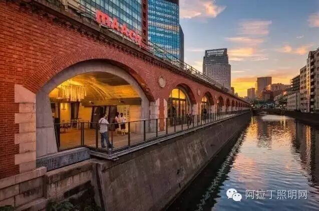 日本人又亮了：把烂尾车站变身成最酷商业街