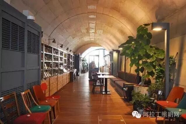 日本人又亮了：把烂尾车站变身成最酷商业街