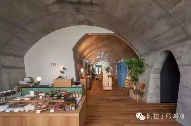 日本人又亮了：把烂尾车站变身成最酷商业街