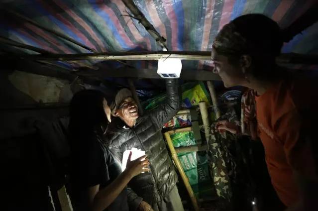 不需要电池，晒晒太阳就能发光，它为16亿人带来光明！