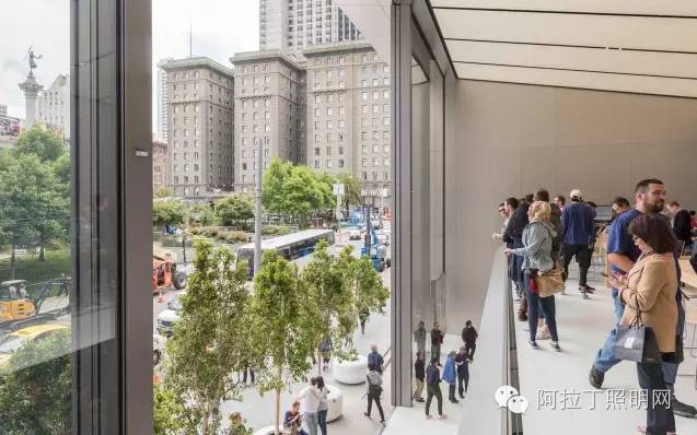 外墙全开、交互桌子，苹果店大改版震撼了设计界！