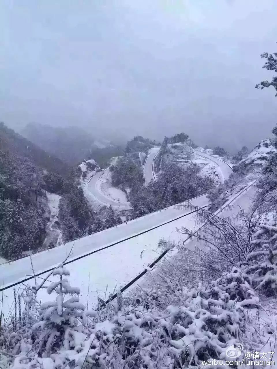 金鸡山引来很多观光客驻足观赏,但一夜的雨夹雪造成瑞安湖岭当地山石