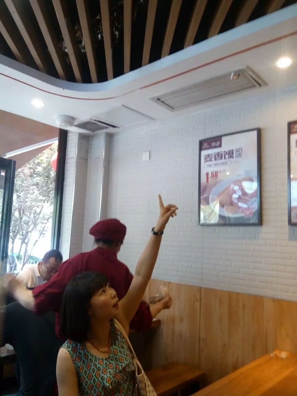 89厘米袖珍“瓷娃娃”怀孕后勇敢决定当妈;兰博基尼出租车 三千多元起跳;发小蒙面入室抢劫被认出 称:就当愚人节吧(每日五佳帖)-怀孕期