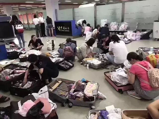 华人回国慌了：下飞机行李就已被海关监管！贴封条、上锁！多个机场都在做…