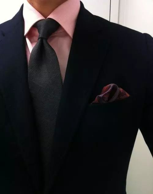 这时领带的颜色和有花纹或图案的衬衫或者西服中的一种花纹色相呼应