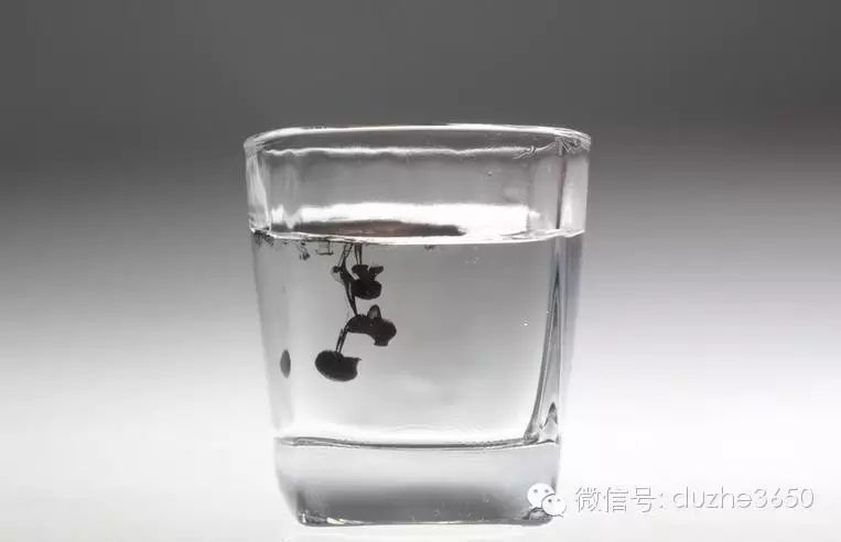 ① 一杯清水因滴入一滴污水而变污浊,一杯污水却不会因一滴清 