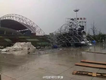 LED租赁显示屏不抗暴风雨 倒塌现场触目惊心