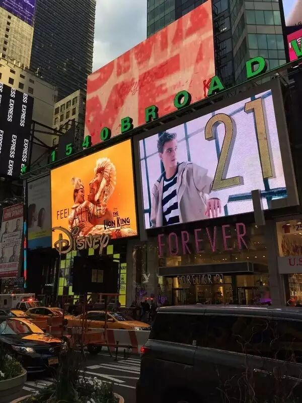 【组图】实拍史上最全的纽约时代广场户外LED显示屏