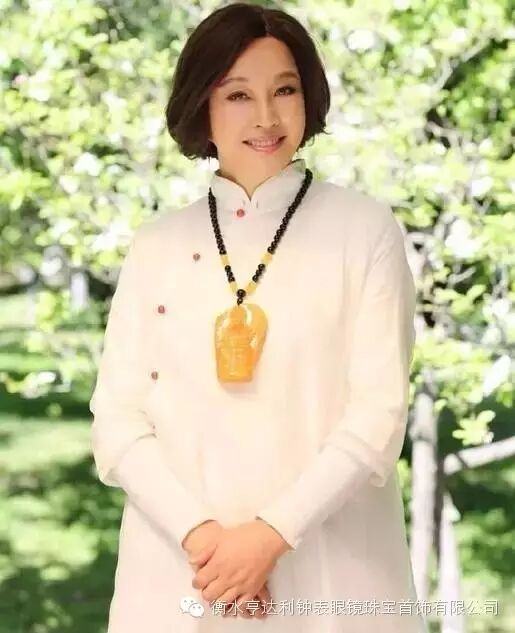 贵气自拍:刘晓庆晒极品蜜蜡私藏,太土豪了!