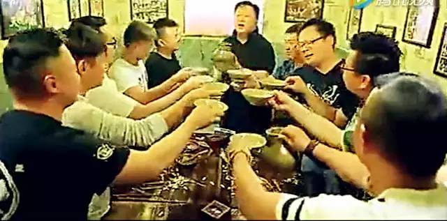 11个男人酒桌高歌《鸿雁》 现场气氛非常和谐又尽兴.