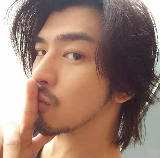 34岁的智孝比陈柏霖大两岁,但是看上去却更像个小妹妹,在帅哥面前也