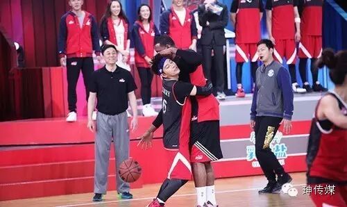 怒了!贾乃亮假摔遭警告 麦迪频遭犯规连飙中文