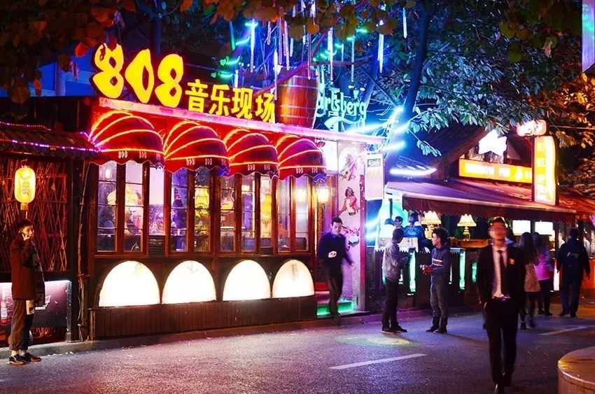 咋可能,记到,九眼桥酒吧一条街的街道名是 【丝管路】