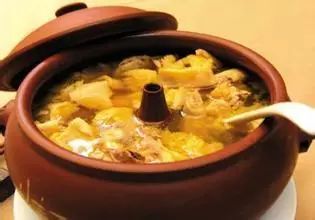 建水汽锅鸡 建水汽锅鸡是国内特有的名菜,历史悠久,久负盛名.