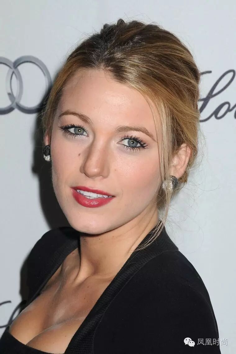 怀孕5个月还踩高跟鞋走6次红毯? Queen S美得都快让人忘了她是个孕妇!-怀孕期