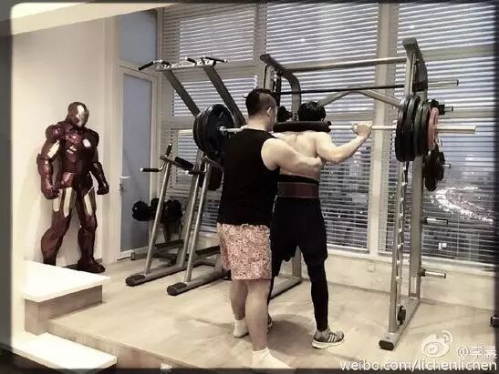 李晨晒健身照片 举重背部肌肉结实十分卖力